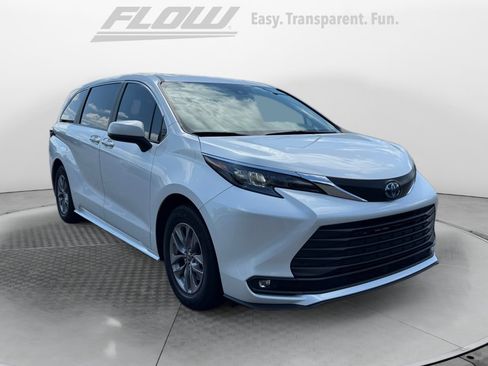 Used 2025 Toyota Sienna XLE FWD image 1