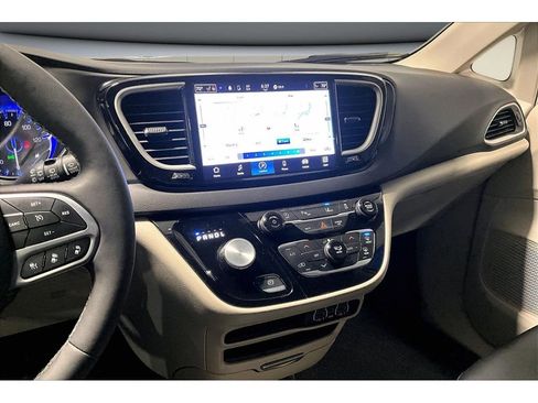 Used 2024 Chrysler Pacifica Touring-L image 8
