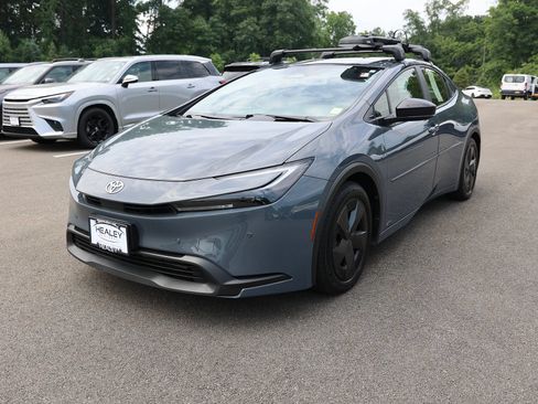 Used 2024 Toyota Prius LE AWD/4WD image 3