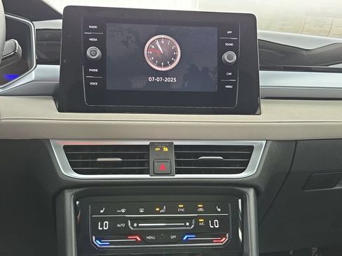 Certified 2025 Volkswagen Taos SE FWD image 19