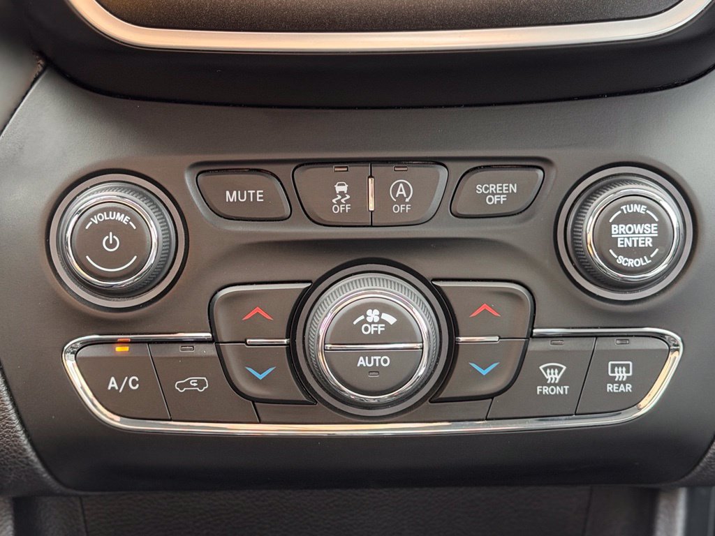 Used 2020 Jeep Cherokee Trailhawk AWD/4WD image 12
