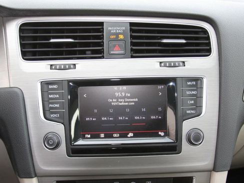 Used 2015 Volkswagen Golf S image 35