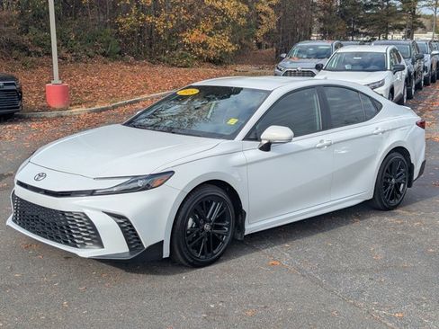 Used 2025 Toyota Camry SE image 3