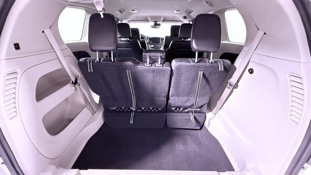 Used 2023 Chrysler Pacifica Touring-L FWD image 20