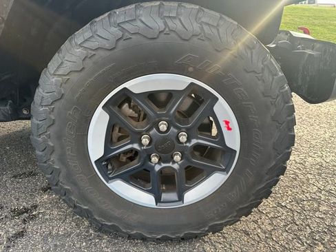 Used 2022 Jeep Wrangler Unlimited Rubicon AWD/4WD image 12