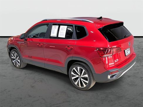 Used 2022 Volkswagen Taos SE image 2