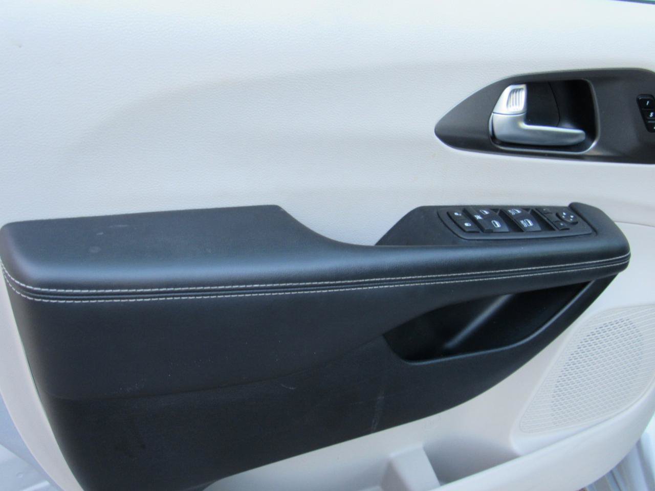 Used 2024 Chrysler Pacifica Touring-L FWD image 15