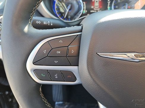 Used 2024 Chrysler Pacifica Touring-L image 17