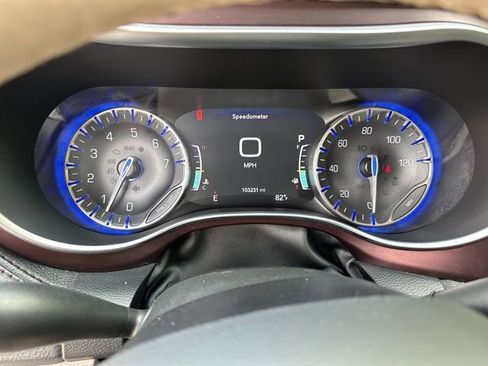 Used 2020 Chrysler Pacifica Limited image 11