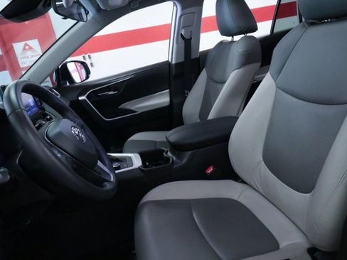 Used 2022 Toyota RAV4 XLE Premium image 10