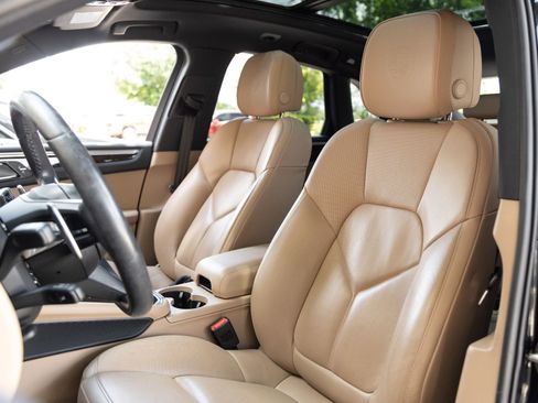 Certified 2023 Porsche Macan AWD/4WD image 5