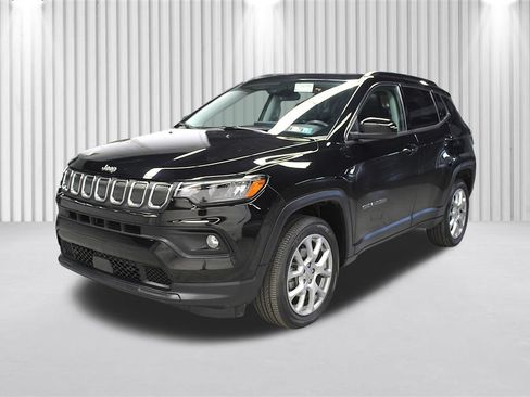 Certified 2022 Jeep Compass Latitude w/ Sun and Sound Group AWD/4WD image 7