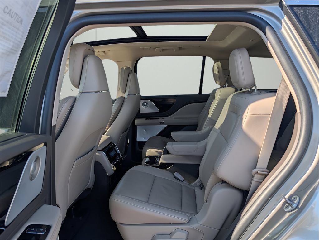 Used 2023 Lincoln Aviator Reserve w/ Equipment Group 201A RWD image 11
