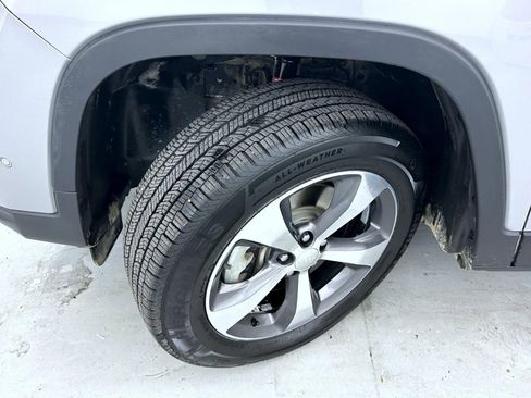 Used 2019 Jeep Cherokee Limited w/ Technology Group image 23