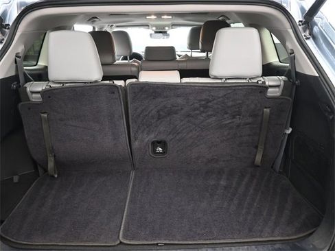 Used 2021 Toyota Highlander XLE image 16