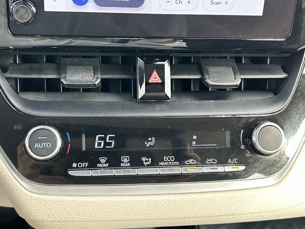 Used 2023 Toyota Corolla LE FWD image 37