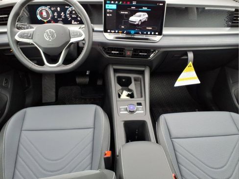 New 2026 Volkswagen Tiguan SE image 14