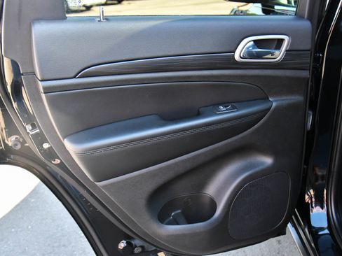 Used 2021 Jeep Grand Cherokee Laredo image 33