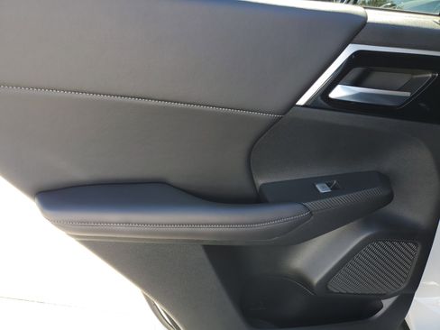 Used 2024 Mitsubishi Outlander AWD image 11