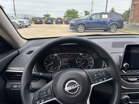 Used 2025 Nissan Altima 2.5 SV FWD image 34