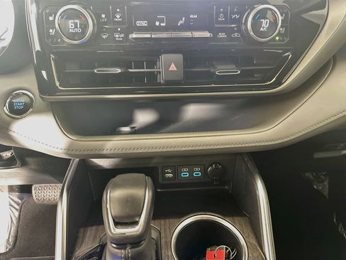 Used 2022 Toyota Highlander Limited FWD image 23