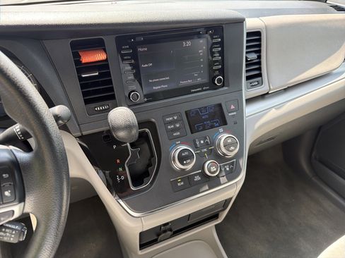 Used 2018 Toyota Sienna LE FWD image 54
