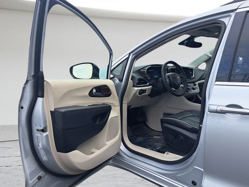 Used 2023 Chrysler Pacifica Limited FWD image 9