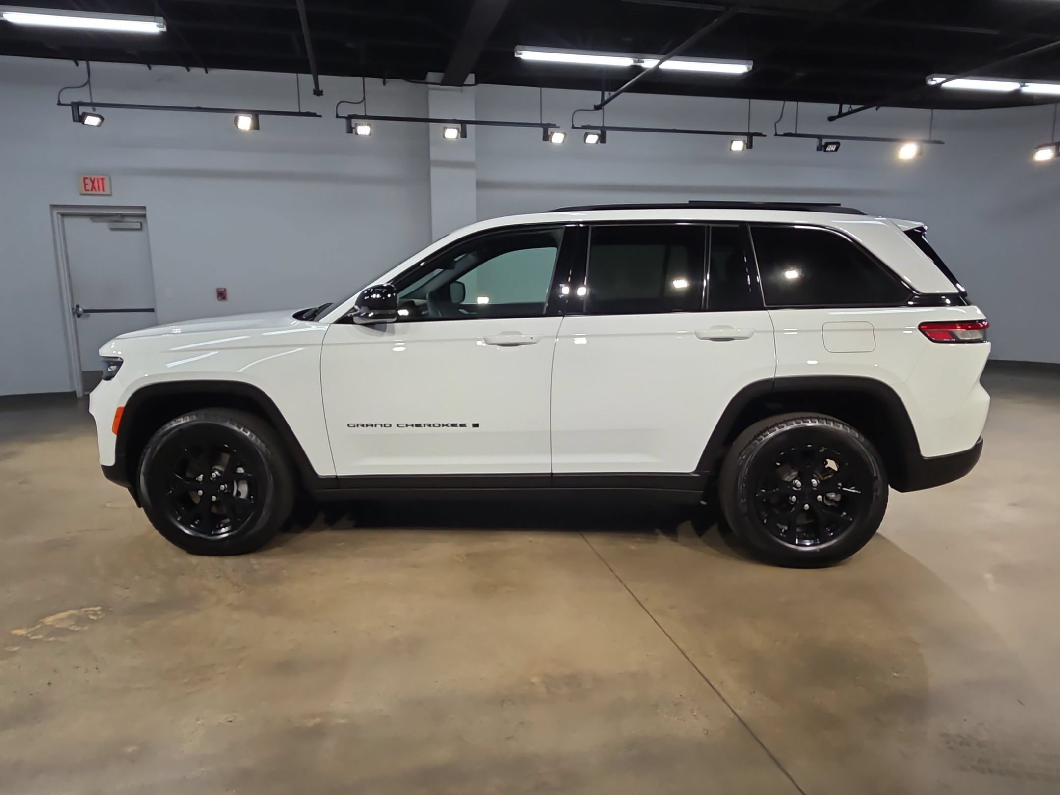 Used 2025 Jeep Grand Cherokee Altitude AWD/4WD image 4