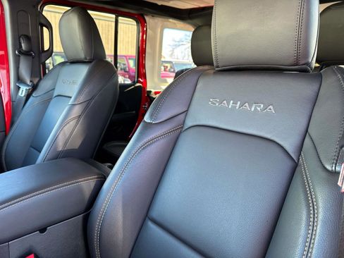 Used 2024 Jeep Wrangler Unlimited Sahara w/ Technology Group image 9