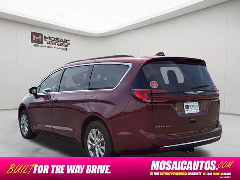 Used 2022 Chrysler Pacifica Touring-L AWD/4WD image 3