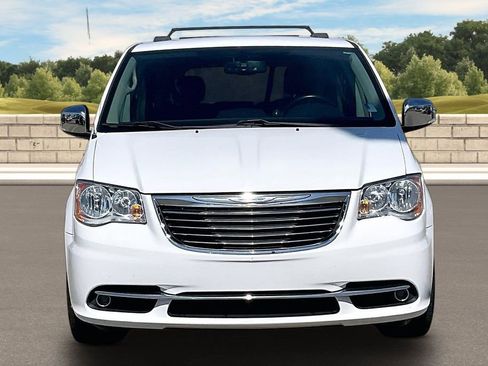 Used 2015 Chrysler Town & Country Touring-L w/ Driver Convenience Group image 3