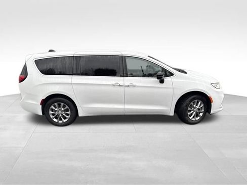 New 2026 Chrysler Pacifica Select image 8
