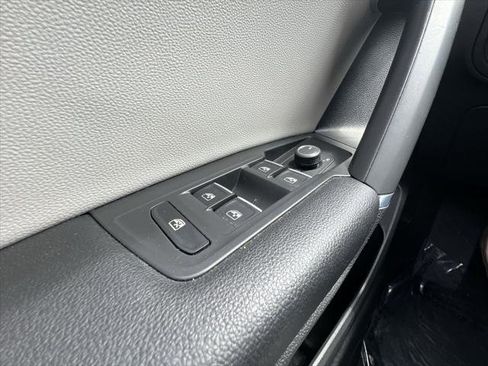 Used 2018 Volkswagen Tiguan SEL AWD/4WD image 13