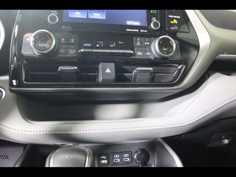 Used 2022 Toyota Highlander XLE image 29