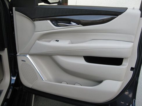 Used 2020 Cadillac Escalade Premium Luxury RWD image 43