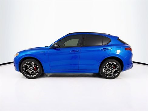 Used 2023 Alfa Romeo Stelvio Veloce image 2