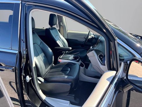 Used 2024 Chrysler Pacifica Touring-L FWD image 8