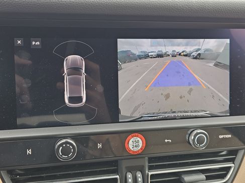 Certified 2025 Porsche Macan image 18