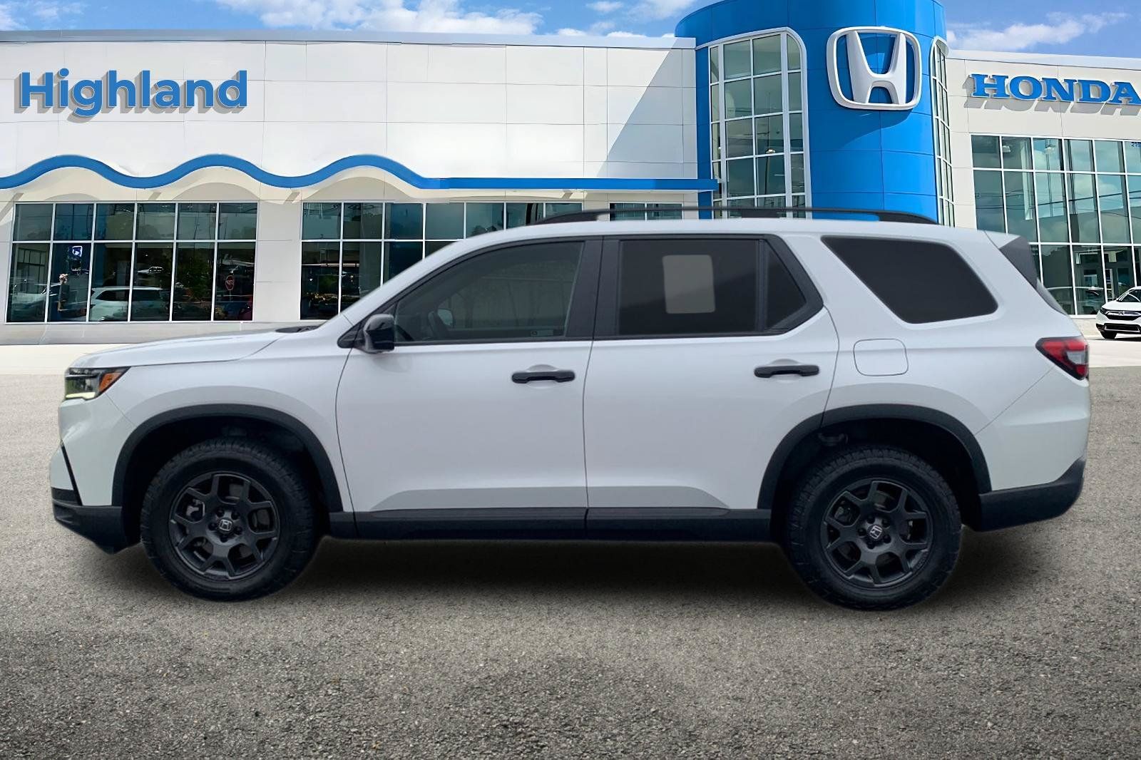 Used 2024 Honda Pilot TrailSport image 2