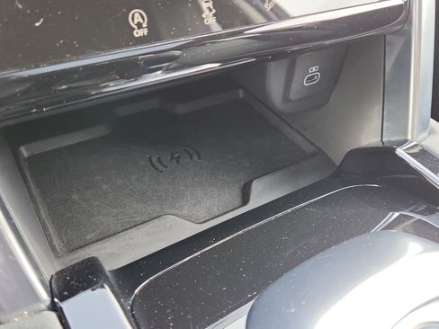 Used 2023 Land Rover Discovery Sport SE image 32