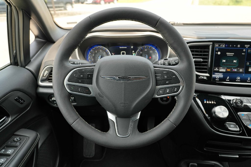Used 2026 Chrysler Pacifica Select FWD image 33