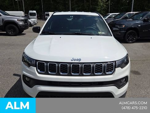Used 2025 Jeep Compass Latitude AWD/4WD image 2