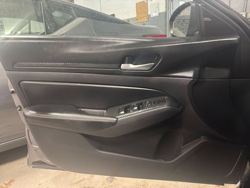 Used 2025 Nissan Altima 2.5 SV FWD image 15