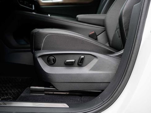 New 2025 Volkswagen Atlas SE image 13