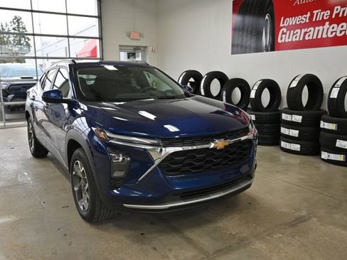 Used 2024 Chevrolet Trax LT w/ Sunroof Package image 3