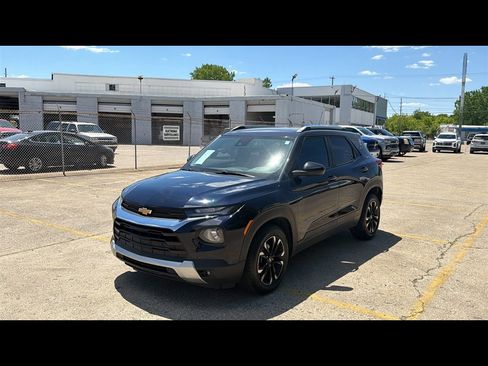 Used 2021 Chevrolet TrailBlazer LT w/ Convenience Package FWD image 2