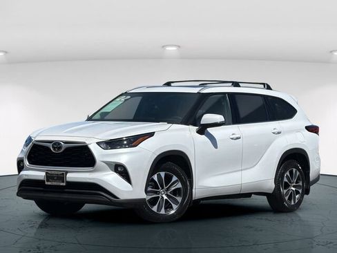 Used 2022 Toyota Highlander XLE AWD/4WD image 2
