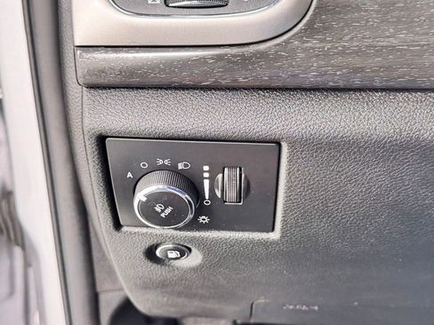Used 2018 Jeep Grand Cherokee Laredo AWD/4WD image 32