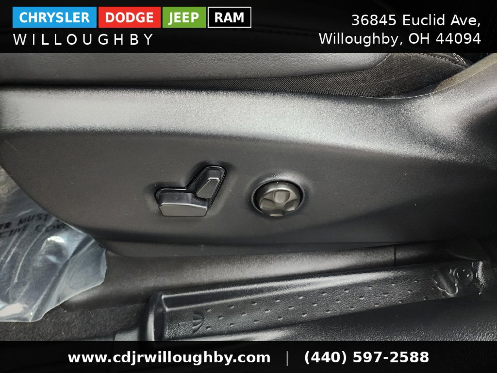 Used 2025 Chrysler Pacifica Select FWD image 16