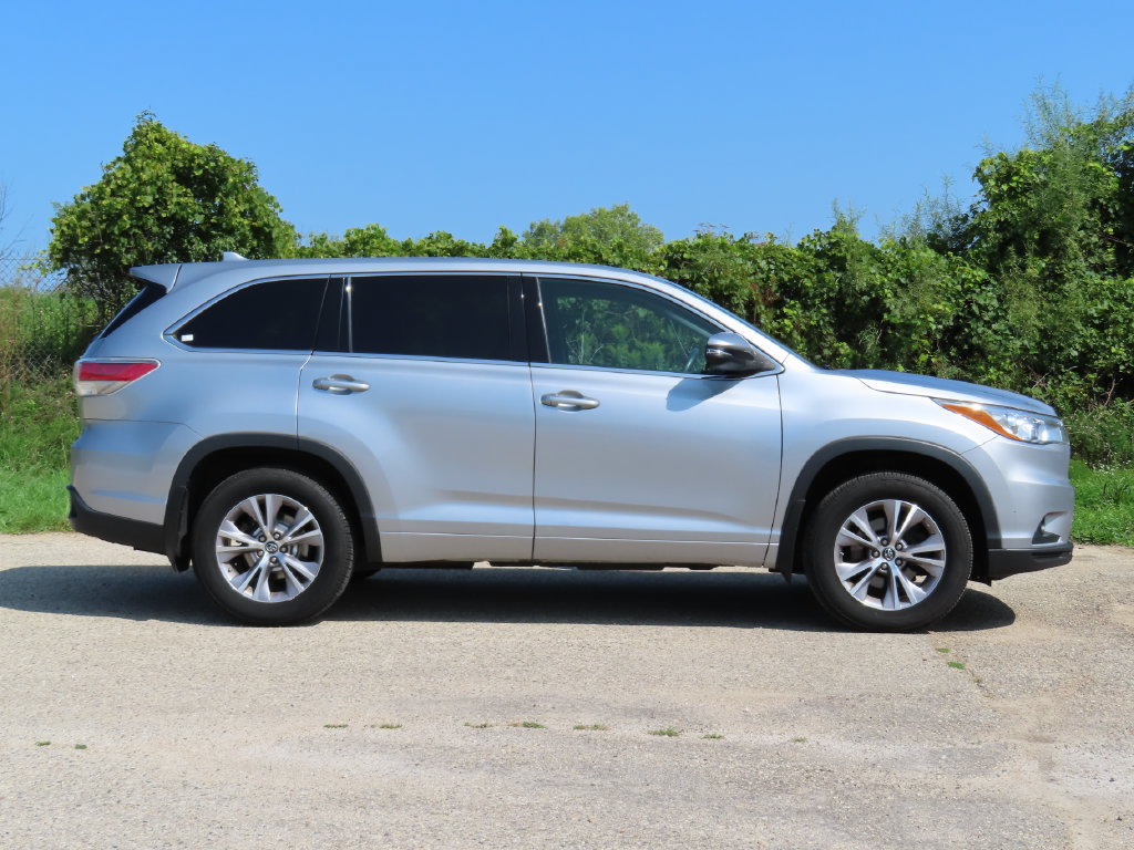 Used 2016 Toyota Highlander Plus AWD/4WD image 2